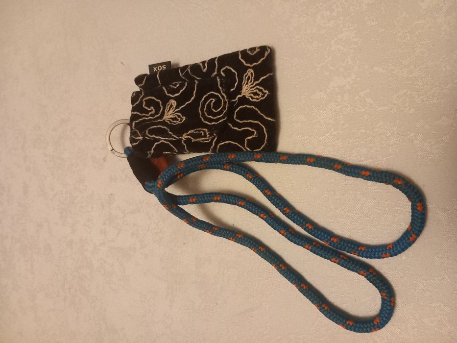 Pokrowiec ma telefon że smyczą do zawieszenia na szyi