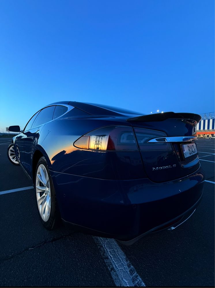 Tesla Model S 2015