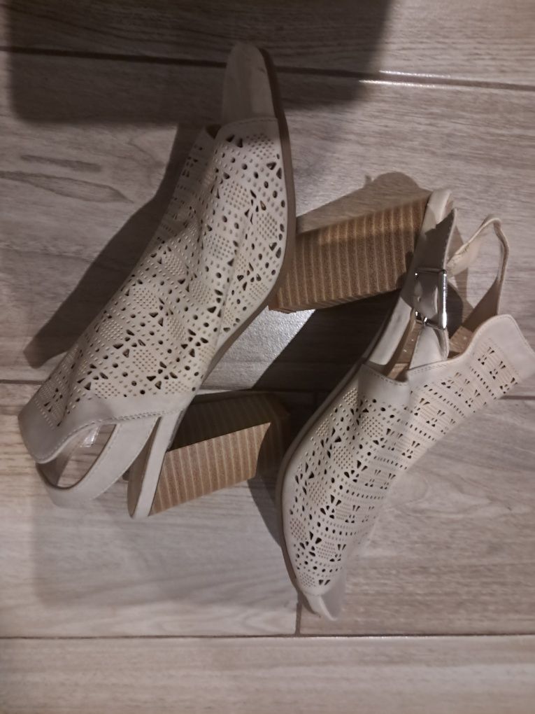 Buty letnie jasny beż