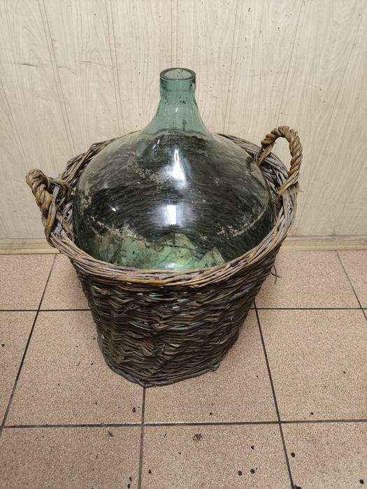 Gąsior na wino z koszem wiklinowym