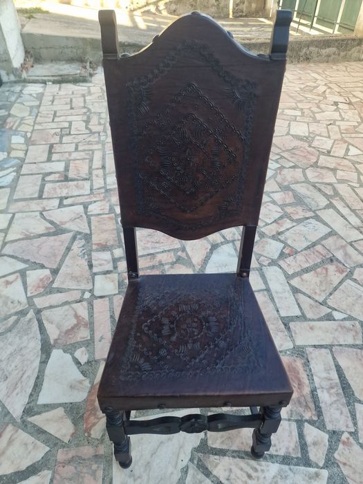 Mesa de madeira antiga com 8 cadeiras