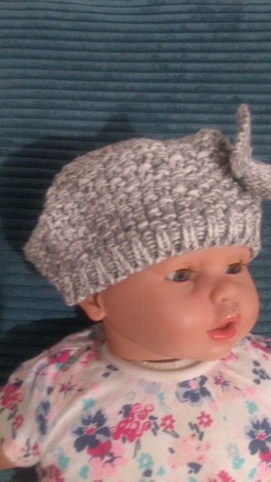 Wloczkowy beret dla dziewczynki