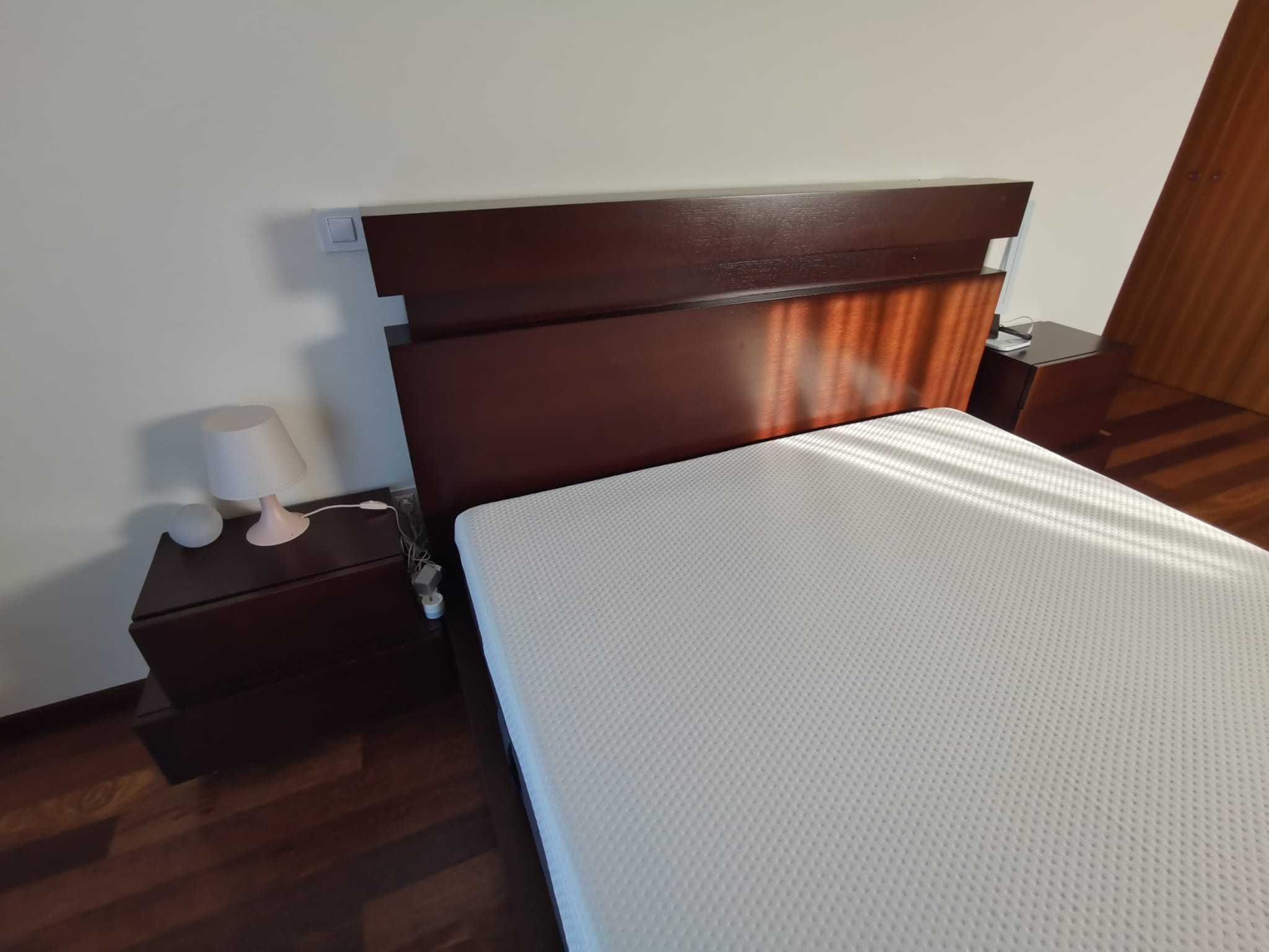 Cama com 2 mesinhas cabeceira e cómoda