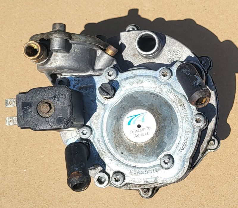 Продам подушку задню део Ланос, наконечник рул. тяги, приборную панель