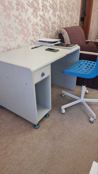 Продаю меблі -  дитячу кімнату (ліжко "чердак", шафа, 2 тумби, стіл).