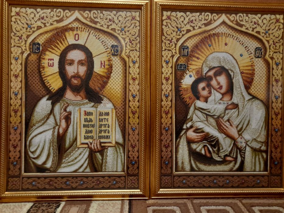 Ікони, ручної роботи.