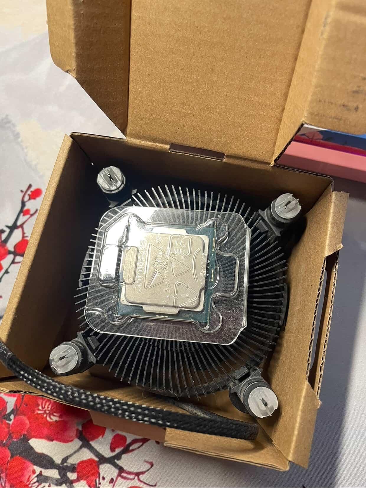 Процесор Intel Core i3-10100F + куллер.