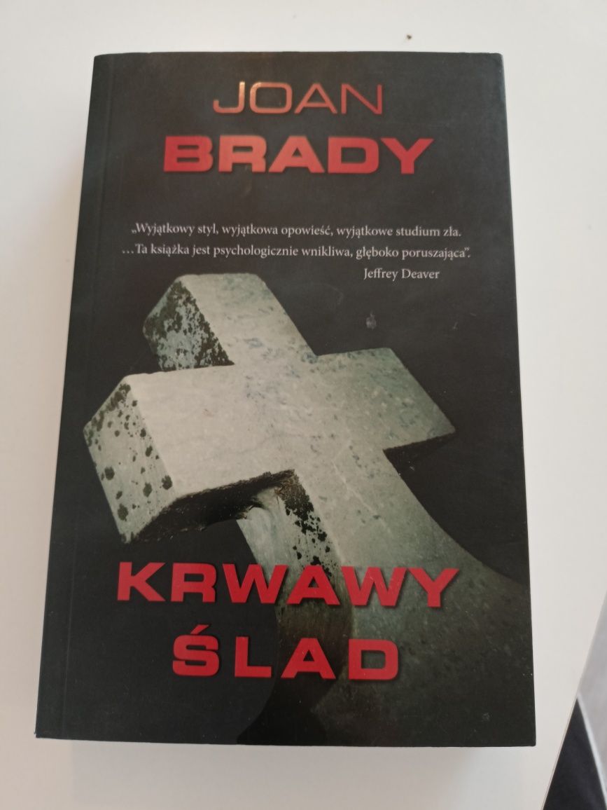 Joan Brady Krwawy Ślad Thriller