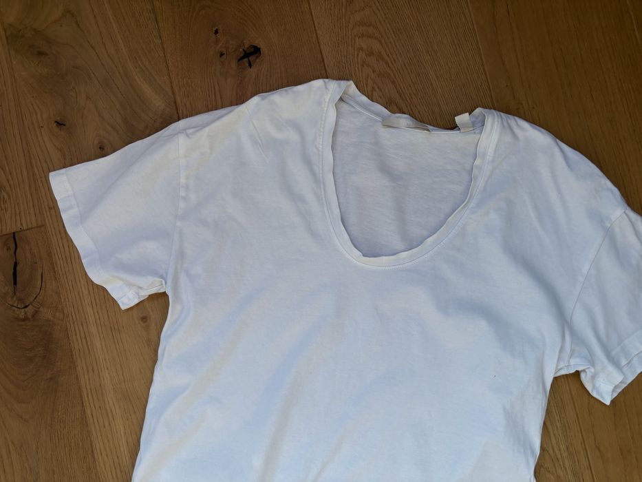 luźny krótszy tshirt