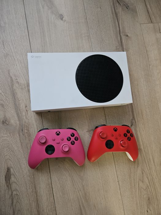 Xbox Series S oraz 2 pady