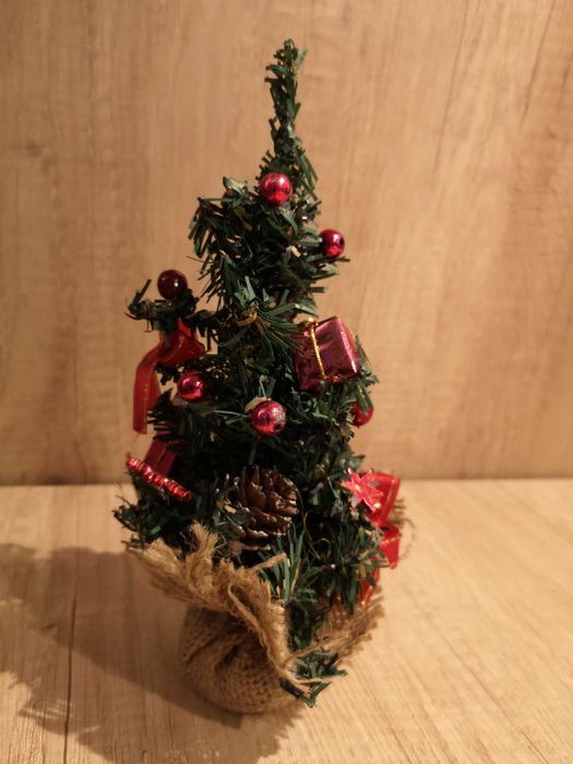 Choinka sztuczna zielona z ozdobami 21 cm - Poznań