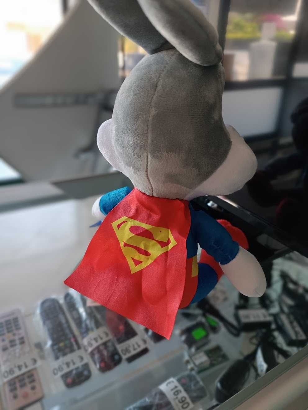 PROMO:Peluche Bugs Bunny Superman 30cm (Edição 100 anos Warner Bros.)