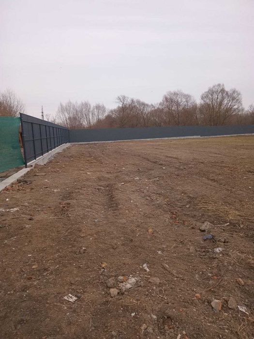 Бригада виконує будівельні роботи