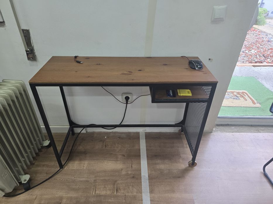 Secretaria básica em ferro e madeira