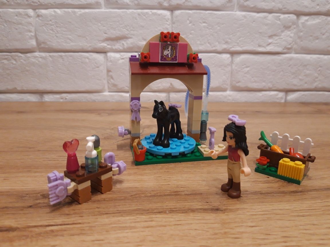 Klocki Lego Friends przyczepa weterynarza dla koni i myjnia dla koni