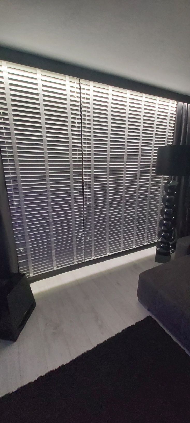 Żaluzje okienne, balkonowe, poziome 50mm, z maskownicą, białe, salon,