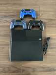 PlayStation 4 com 1 TB e 3 comandos.
