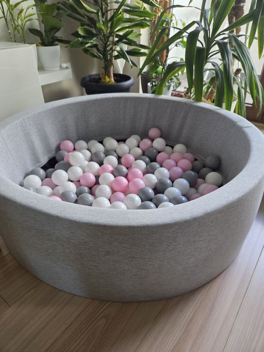 Suchy basen z kulkami