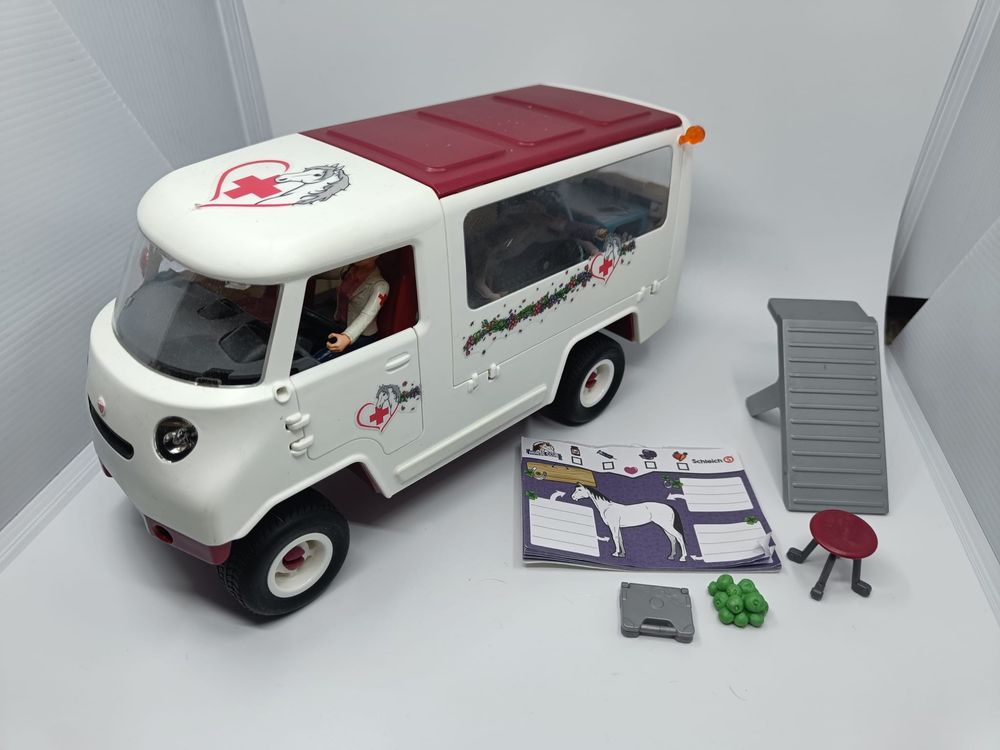 Ambulans z koniem Schleich 42370