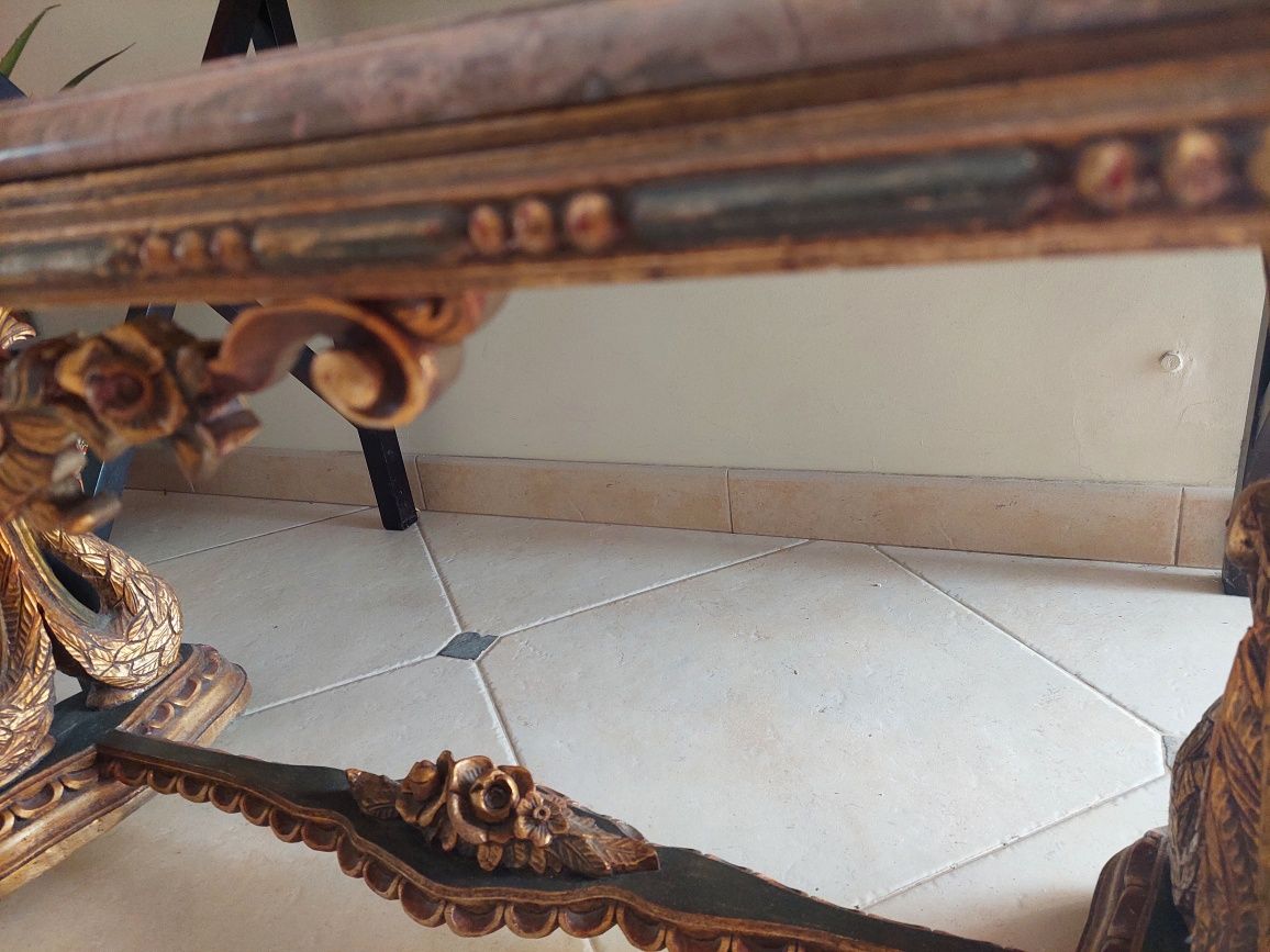 Mesa em talha dourada