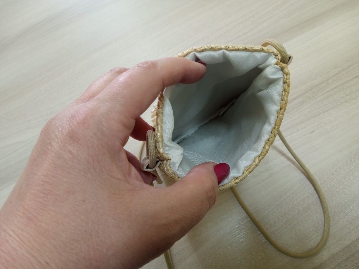 Słomkowa torebka na telefon