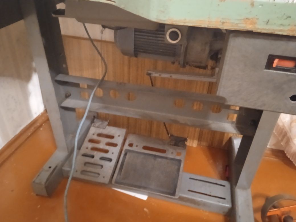 Швейная машина/ швейный стол советский