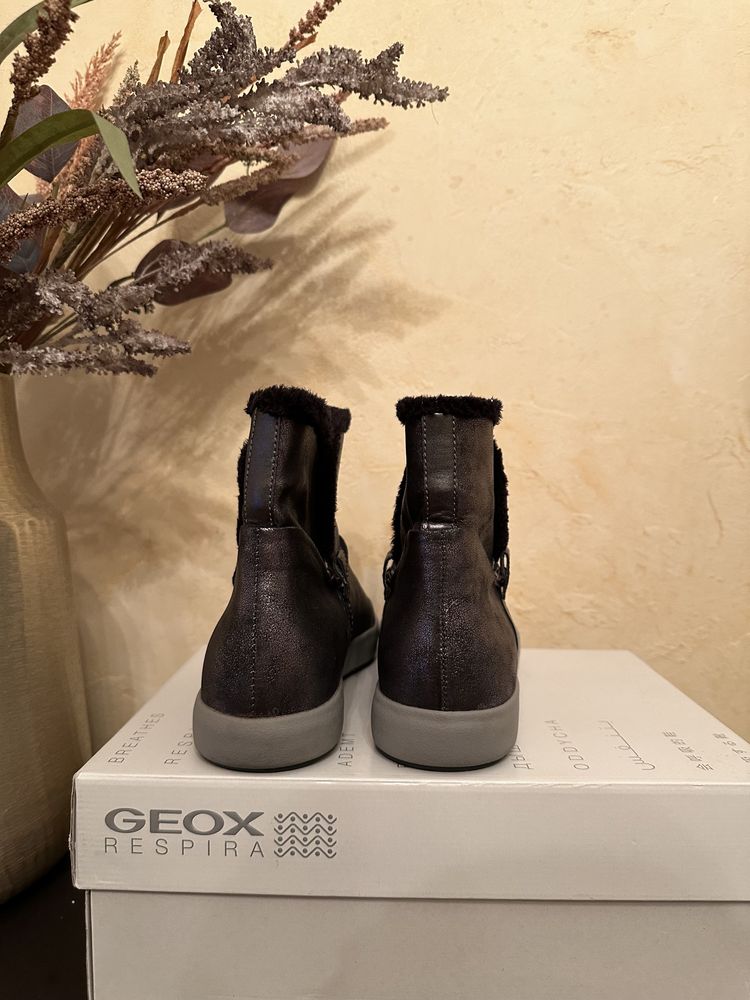 Продам новые женские сапожки Geox 39р.