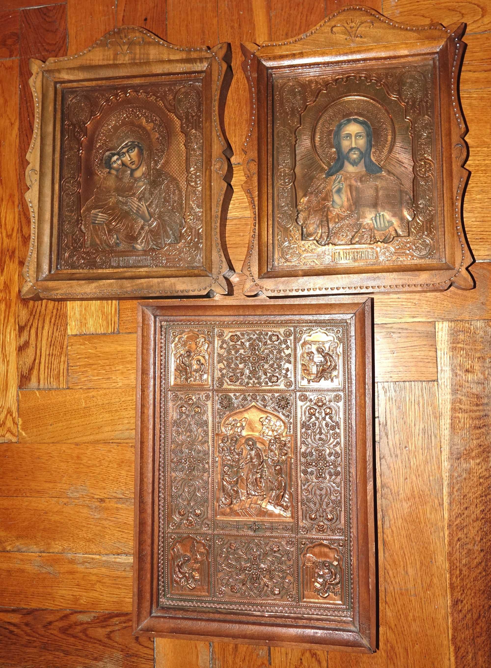 ікони в деревяній рамці
