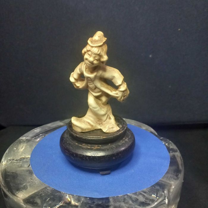 Pequeno palhaço em pedestal