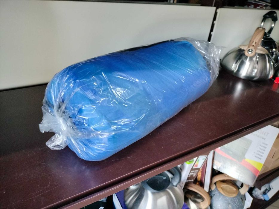 Śpiwór Rożne kolory dobra jakość idealne na biwaki