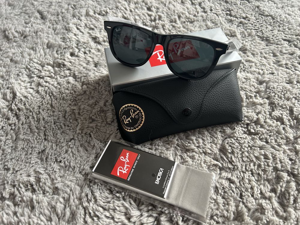 Okulary przeciwsłoneczne oryginalnej firmy Ray-Ban, model Wayfarer.
