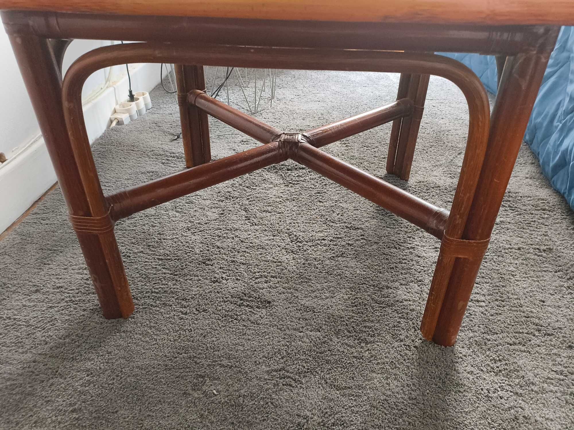 Mesa de madeira escura