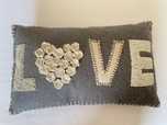 Almofada bordada LOVE