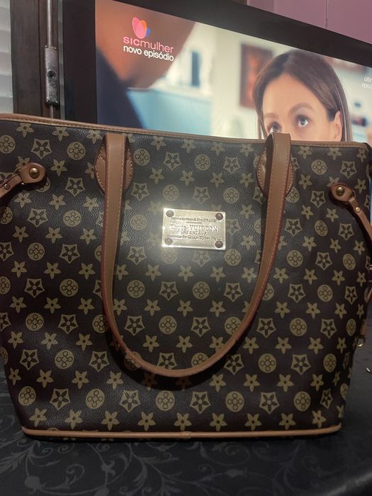 Mala estilo monograma(imitação) bom estado