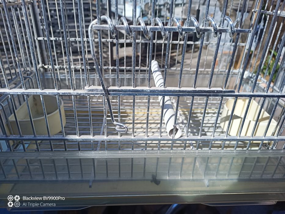 Gaiola em alumínio muito leve e não ganha ferrugem