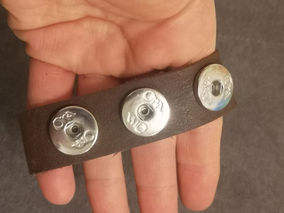 Nowa skórzana bransoletka z ćwiekami w kolorze srebra.