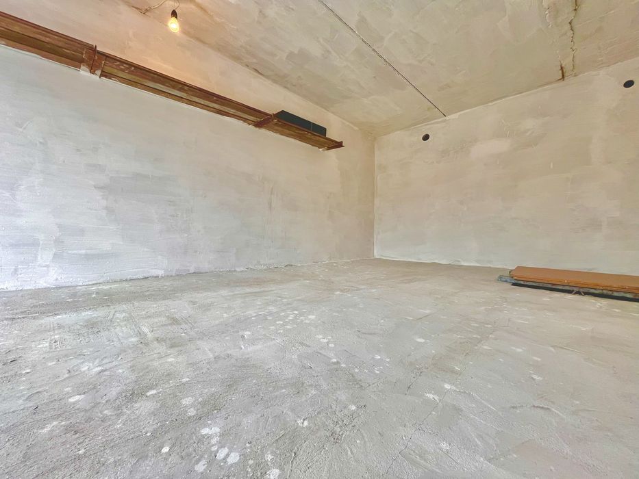 Гараж (доглянутий, зі свіжим ремонтом).