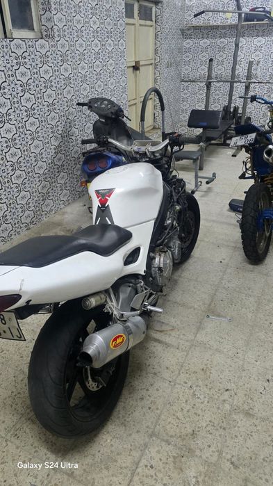 Vendo CBR 600 em excelente estado.
