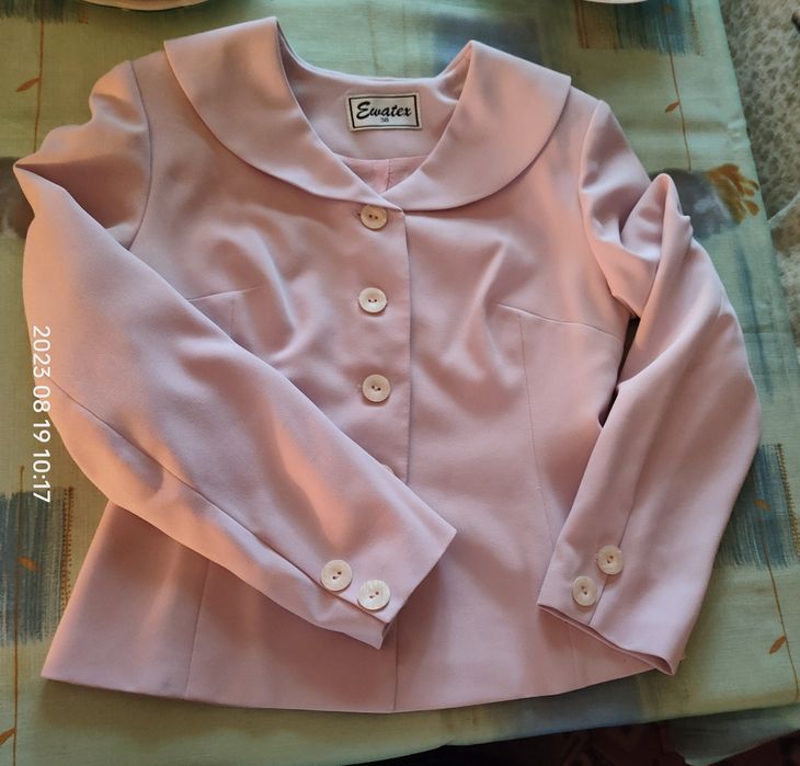 Śliczny kostium damski w pastelowym kolorze