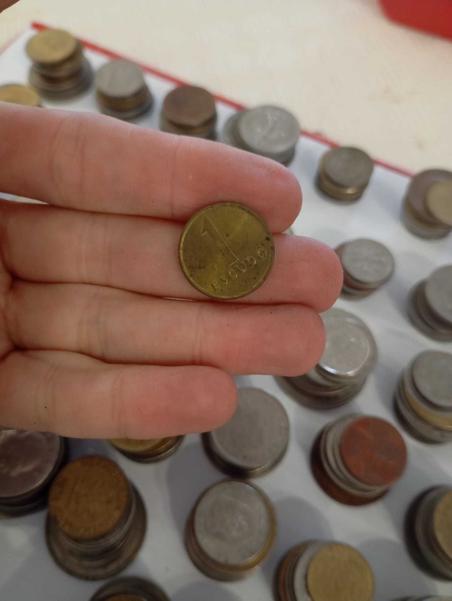 Várias moedas de diferentes países