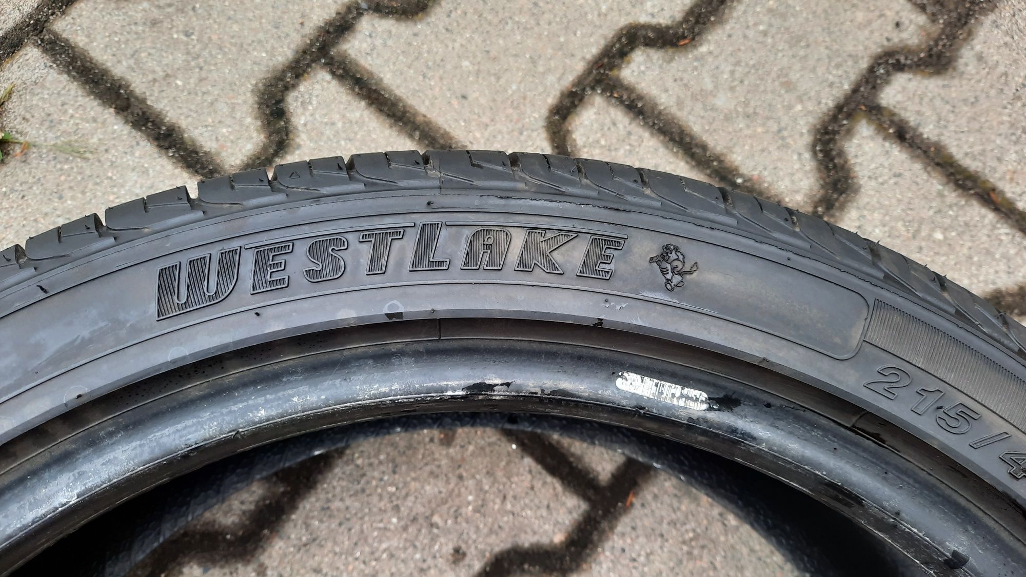 Westlake 215/45 ZR18 SA-07