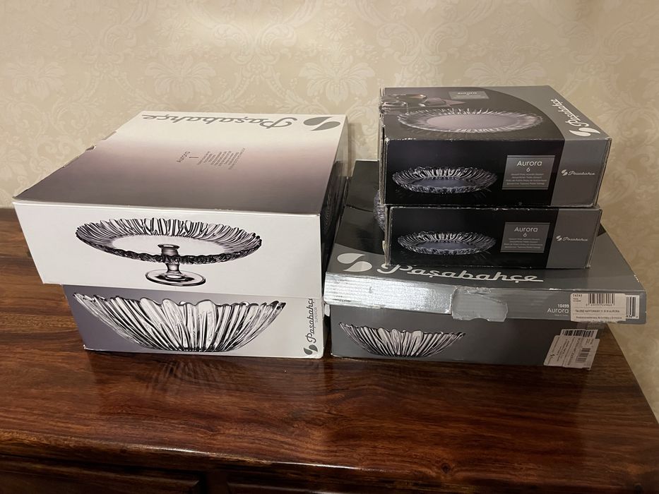 Zestaw naczyń deserowych.