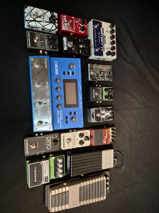 Vários pedais para guitarra