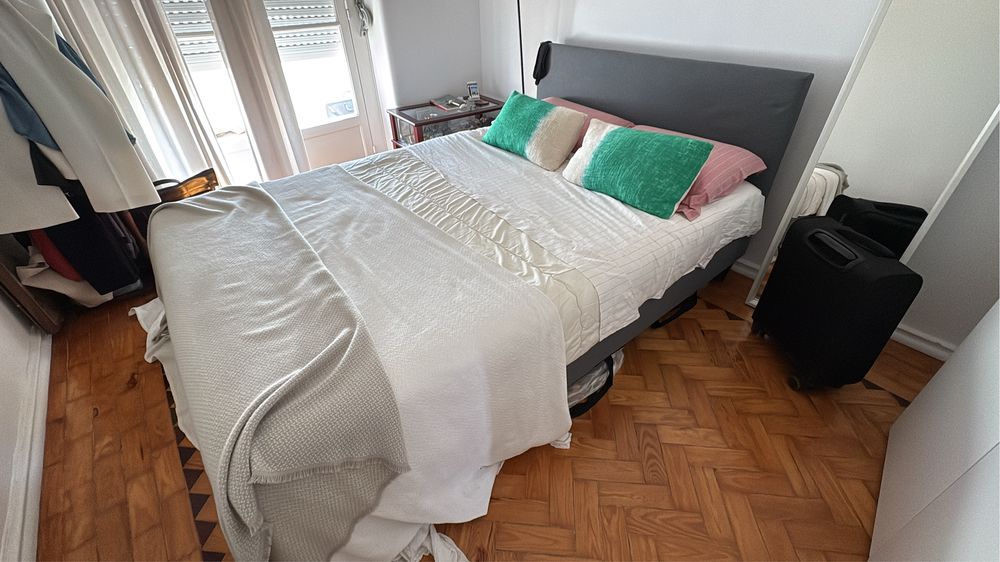 Cama completa impecavel, com colchao, 2 anos de uso