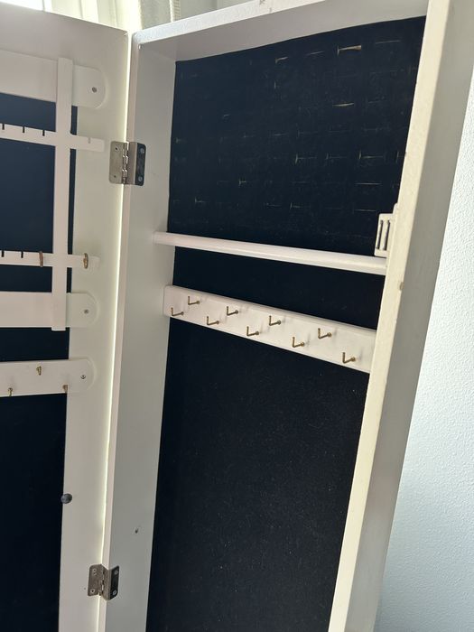 Espelho IKEA de pé branco com espaço para acessorios pessoais