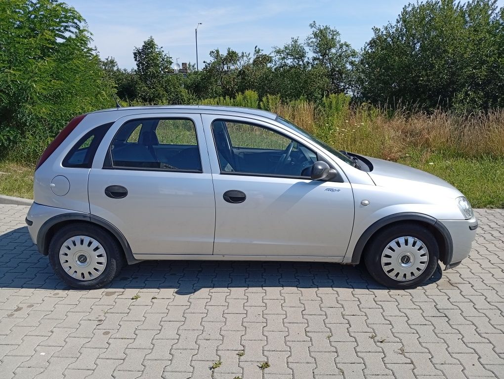 Ładny Opel Corsa 1,2i Klimatyzacja 2004 Rok Polif BDB stan