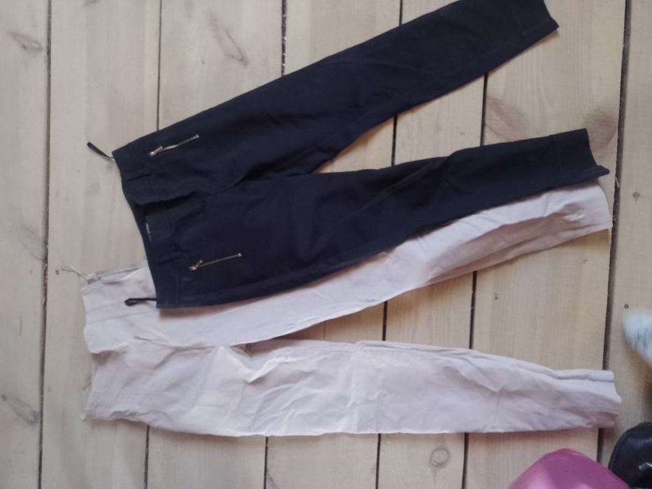 Віддам безкоштовно багато одягу, взуття.