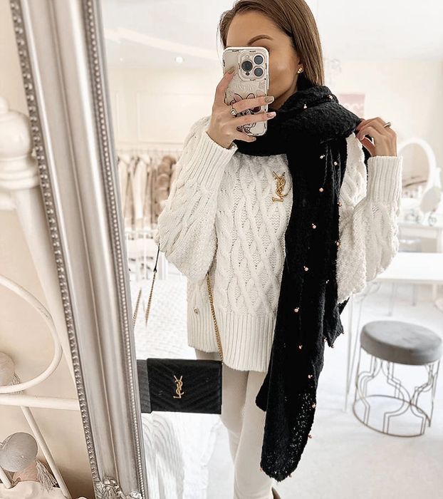 Czarny szal z koralikami Yvonne