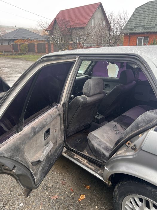 Автомобіль BMW e30 1989 року 2,4D