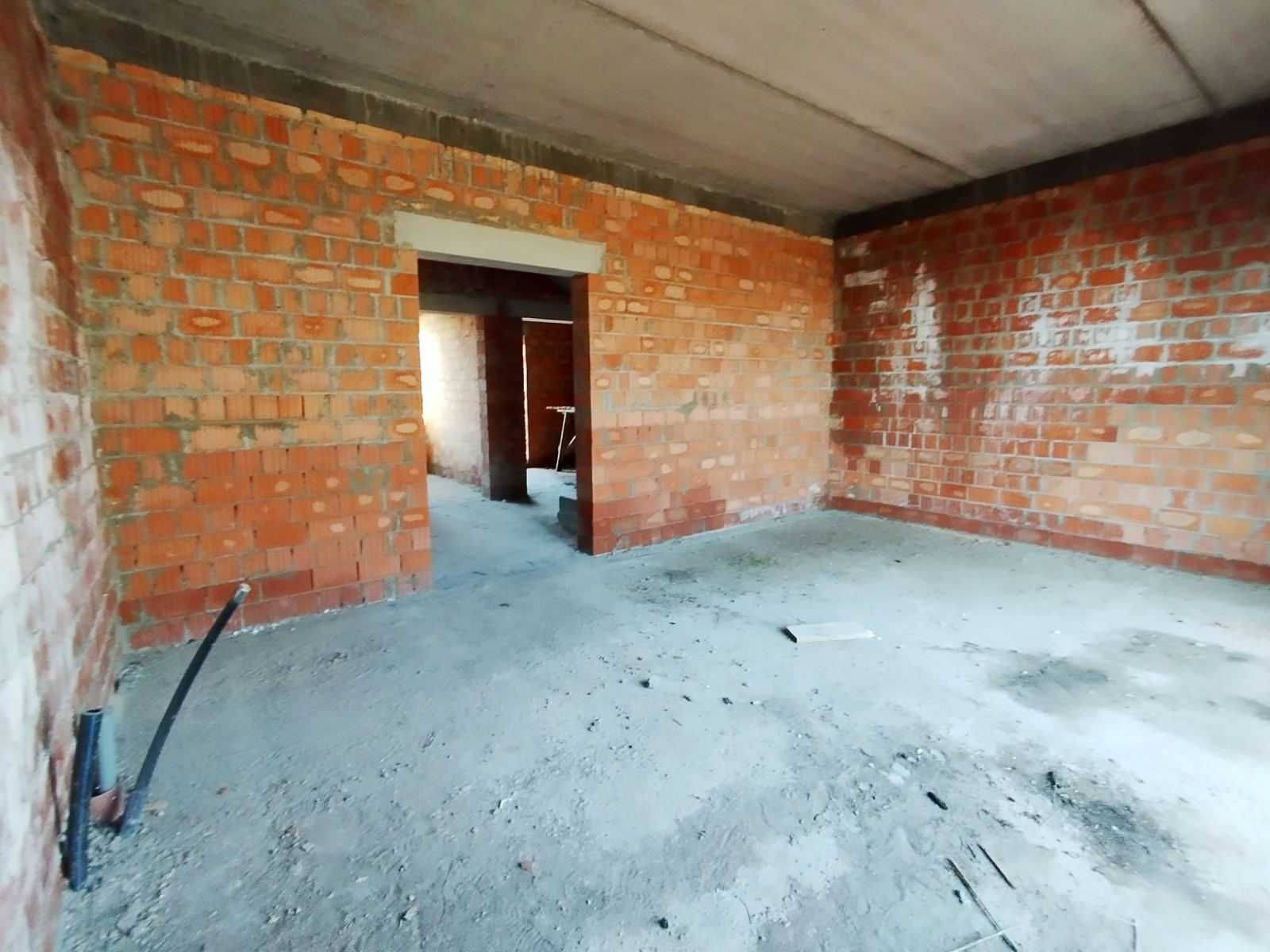 Дуплекс в лісовій частині Ірпеня. Поруч нові будинки.Розтермінування
